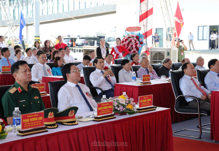 Phó Thủ tướng Hồ Quốc Dũng dự Lễ khánh thành Dự án xây dựng đường cất hạ cánh số 2 và đón chuyến bay quốc tế đến Cảng hàng không Phù Cát - Ảnh: chinhphu.vn/Gia Huy
