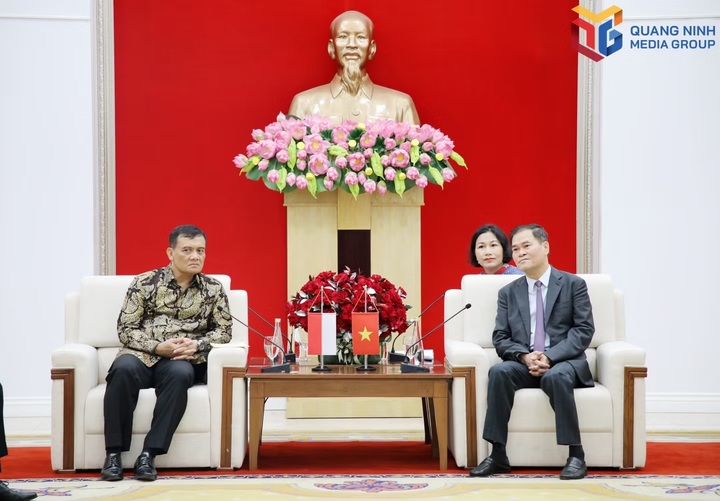 Chủ tịch UBND TP. Quảng Ninh Bùi Văn Khắng tiếp xã giao Đoàn đại biểu Indonesia do ông A-mát Lút-phi, Thống đốc tỉnh Trung Java làm Trưởng đoàn.