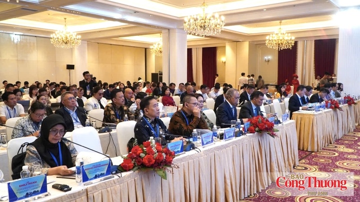 Các đại biểu tham dự sự kiện.