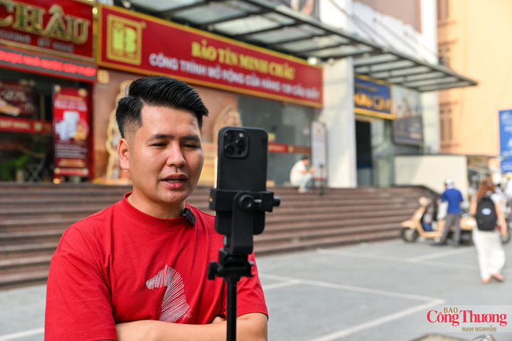 Chia sẻ về công việc, anh Thành Nghĩa cho biết, lượng người theo dõi các phiên livestream thường tăng mạnh vào những thời điểmgiá vàng biến động, đặc biệt khi thị trường xuất hiện những đợt tăng giá đột biến. Có những ngày cao điểm, phiên phát trực tiếp của anh thu hút gần 10.000 người theo dõi cùng lúc.