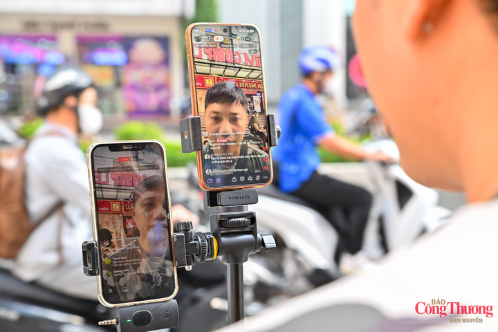 Theo anh Thế Dũng, công việc livestream giá vàng không chỉ bắt đầu khi chiếc điện thoại được bật lên trước cửa hàng. Để kịp phiên phát sóng buổi sáng, anh thường phải dậy từ sớm, theo dõi diễn biến giá vàng thế giới, cập nhật giá niêm yết trong nước và tổng hợp những thông tin đáng chú ý từ phiên giao dịch trước. Bên cạnh sự biến động của giá vàng, các yếu tố như chênh lệch giá mua vào - bán ra, xu hướng thị trường và tâm lý giao dịch cũng là những nội dung cần được quan tâm.
