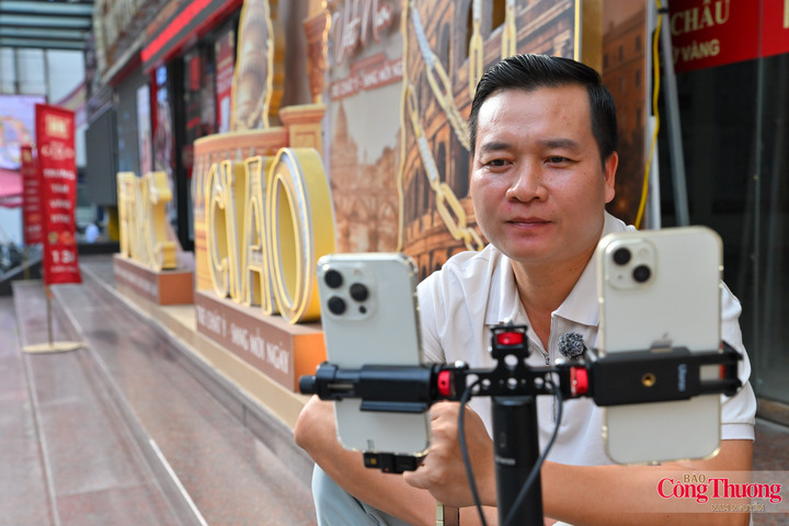 Anh Bùi Cường cho biết, thu nhập từ các phiên livestream giá vàng chủ yếu đến từ quà tặng của người xem trên các nền tảng mạng xã hội. Bên cạnh đó, anh còn có thêm nguồn thu từ việc hợp tác với một số đơn vị để quảng bá sản phẩm trong các buổi phát trực tiếp.