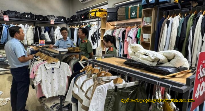 Lực lượng chức năng kiểm tra tại một cửa hàng kinh doanh mặt hàng thời trang trên địa bàn.