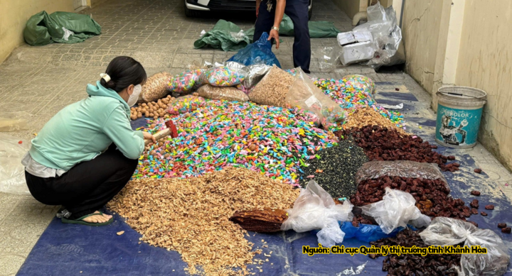 Lực lượng Quản lý thị trường tỉnh Khánh Hòa tiêu hủy hàng hóa vi phạm.