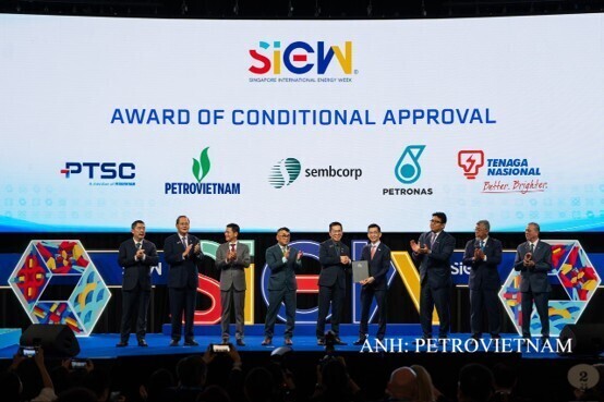 Đại diện các bên tham dự Lễ trao Chấp thuận có điều kiện. Ảnh: Petrovietnam