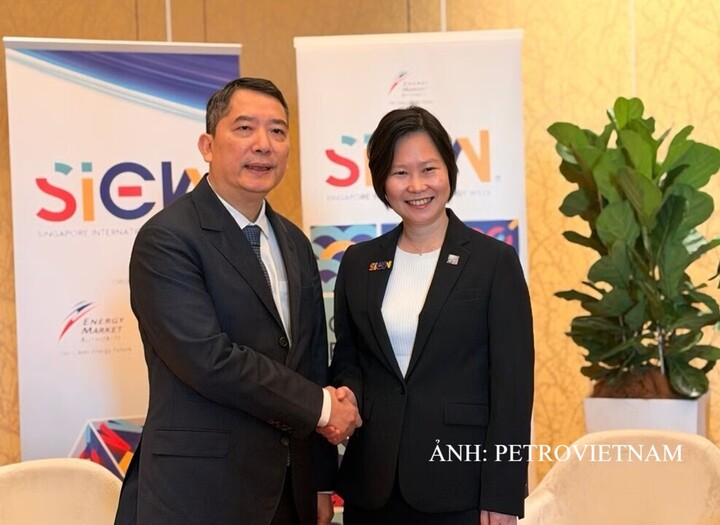 Ông Cao Anh Tuấn, Thứ trưởng Bộ Tài chính cùng lãnh đạo PETROVIETNAM, PTSC gặp gỡ bà Gan Siow Huang, Quốc vụ khanh Bộ Ngoại giao và Bộ Năng lượng, Thương mại và Công nghiệp Singapore, trong khuôn khổ SIEW 2026. Ảnh: Petrovietnam