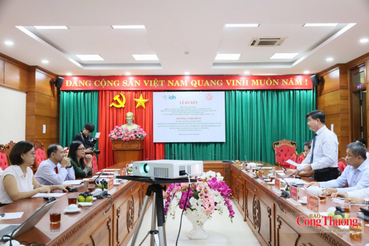 UBND tỉnh Đắk Lắk và Tổ chức Stichting IDH ký kết Biên bản ghi nhớ hợp tác thúc đẩy phát triển ngành cà phê bền vững, thích ứng với biến đổi khí hậu.
