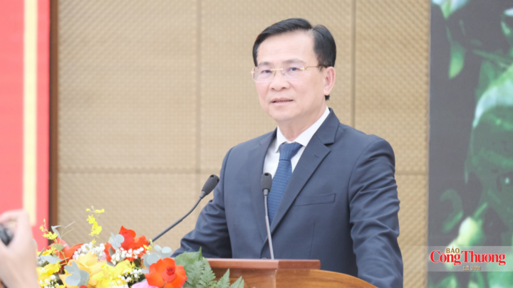 Ông Hồ Văn Mười, Chủ tịch UBND tỉnh Lâm Đồng phát biểu giao nhiệm vụ tại buổi lễ.