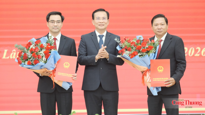 Ông Hồ Văn Mười, Chủ tịch UBND tỉnh Lâm Đồng trao quyết định và tặng hoa cho ông Huỳnh Duy Khôi (phải), Phó Giám đốc Sở Công Thương Lâm Đồng và ông Hoàng Viết Nam, Phó Giám đốc Sở Tư pháp.