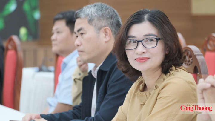 Các đại biểu tham dự buổi lễ.
