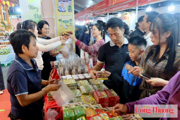 Hội chợ thu hút đông đảo người dân và du khách ngay từ khai mạc.