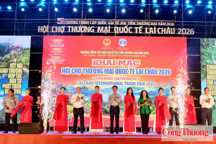 Các đại biểu cắt băng khai mạc Hội chợ thương mại quốc tế Lai Châu năm 2026.