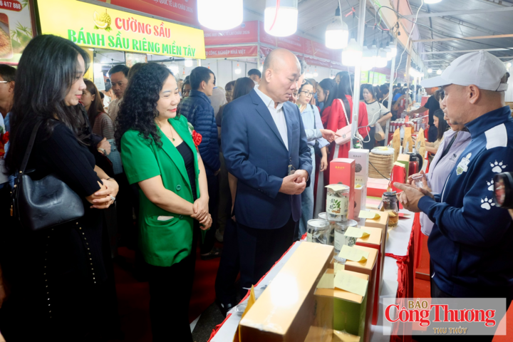 Cục trưởng Cục Xúc tiến thương mại, Bộ Công Thương Vũ Bá Phú cùng lãnh đạo tỉnh Lai Châu tham quan các gian hàng tại hội chợ.