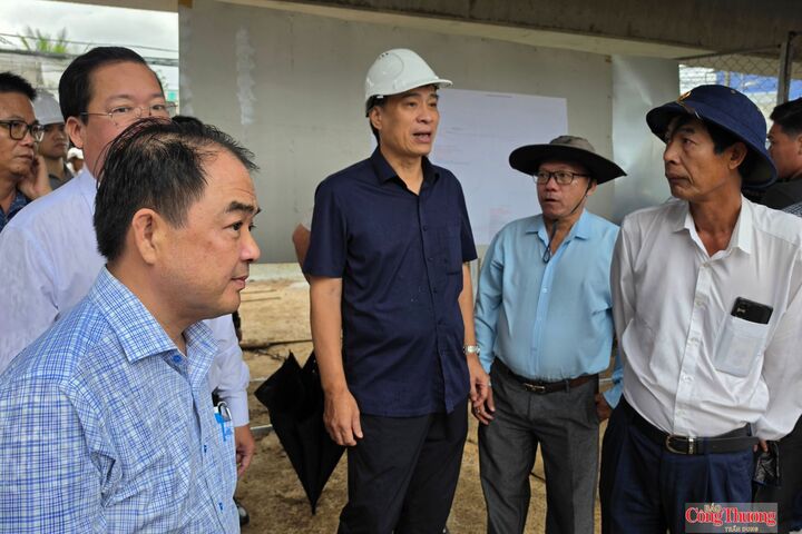 Ông Phạm Minh Hà, Thứ trưởng Bộ Xây dựng, kiểm tra tiến độ thi công cầu Ô Môn, hiện đạt khoảng 70%, phấn đấu thông xe vào cuối năm nay.