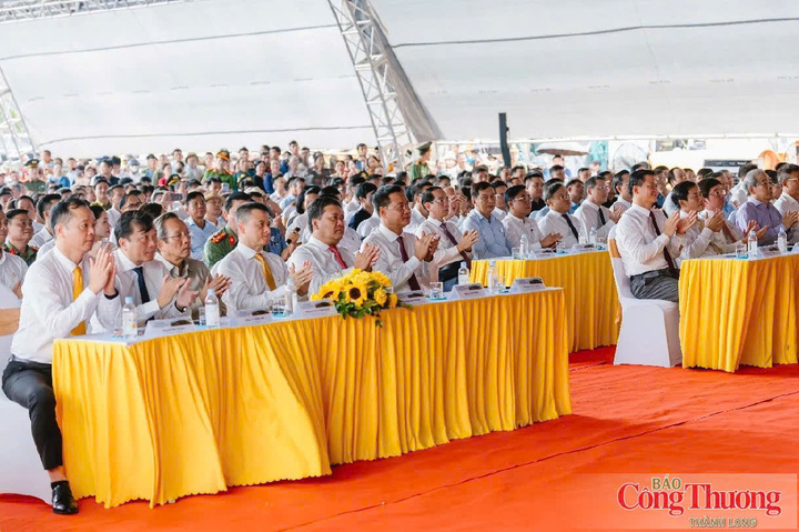 Các đại biểu tham dự buổi lễ