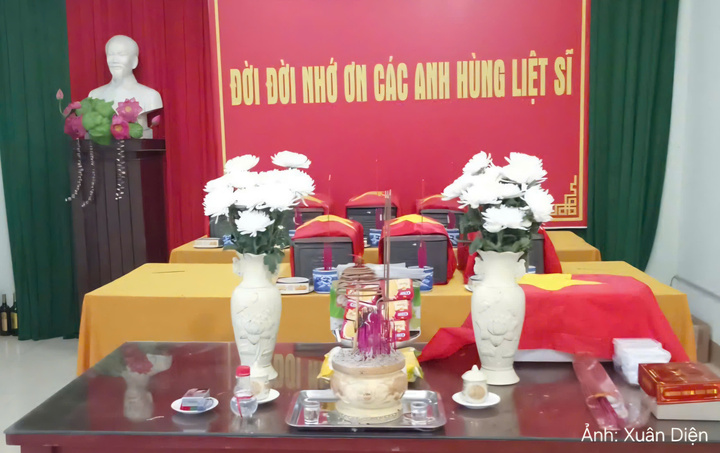 Các hài cốt liệt sĩ đang được chăm sóc, hương khói tại đơn vị Đội tìm kiếm, quy tập hài cốt liệt sĩ số 2.