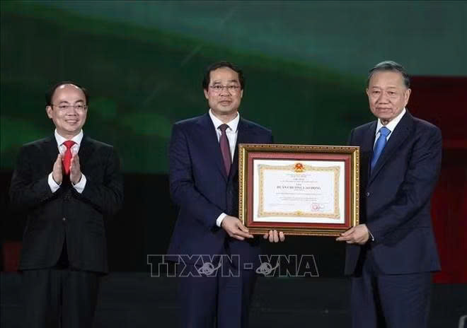 Tổng Bí thư, Chủ tịch nước Tô Lâm trao tặng Huân chương Lao động Hạng nhất tặng Đảng bộ, chính quyền và nhân dân tỉnh Thái Nguyên. Ảnh: Thống Nhất/TTXVN