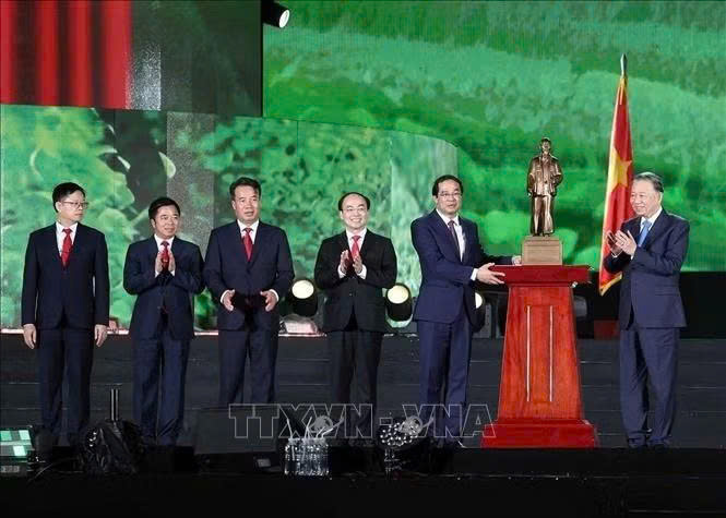 Tổng Bí thư, Chủ tịch nước Tô Lâm tặng bức tượng Chủ tịch Hồ Chí Minh cho Đảng bộ, chính quyền và Nhân dân tỉnh Thái Nguyên. Ảnh: Thống Nhất/TTXVN