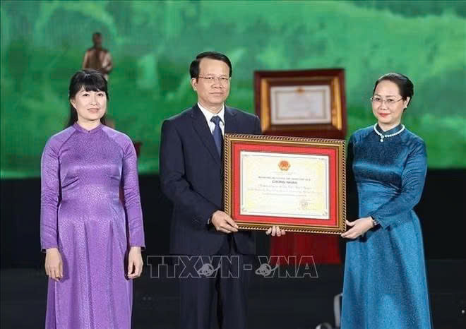 Đồng chí Lâm Thị Phương Thanh, Ủy viên Trung ương Đảng, Bộ trưởng Bộ Văn hóa, Thể Thao và Du lịch trao chứng nhận ghi danh “Tri thức trồng và chế biến chè Thái Nguyên” vào Danh mục Quốc gia về Di sản Văn hóa Phi vật thể cho tỉnh Thái Nguyên. Ảnh: Thống Nhất/TTXVN