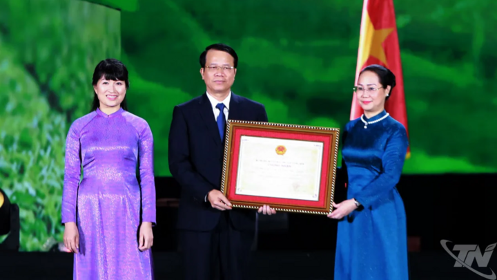 Bộ trưởng Bộ Văn hóa, Thể thao và Du lịch Lâm Thị Phương Thanh trao Quyết định ghi danh "Tri thức trồng và chế biến chè Thái Nguyên" vào Danh mục Di sản văn hóa phi vật thể quốc gia.