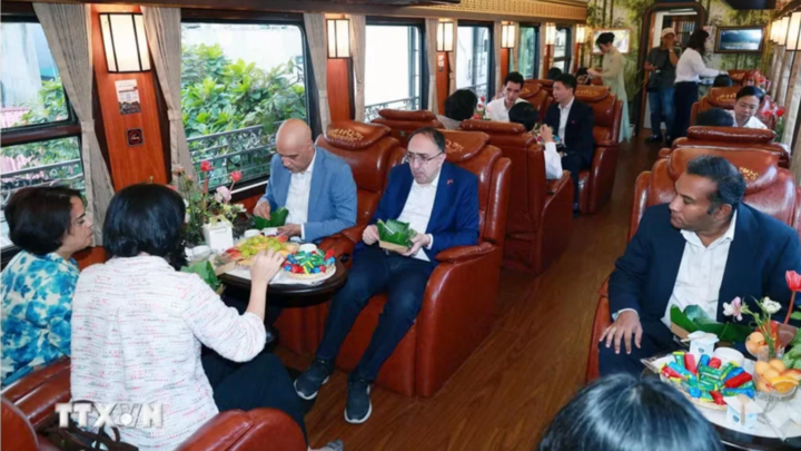 Khai trương Chuyến tàu Di sản Hà Nội - Thái Nguyên và đón tiếp phu nhân/phu quân các Đại sứ và Trưởng các cơ quan đại diện nước ngoài tại Việt Nam; cùng đông đảo khách du lịch tham quan, trải nghiệm trong khuôn khổ Festival Trà Quốc tế - Thái Nguyên năm 2026.