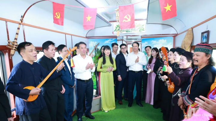Lãnh đạo tỉnh Thái Nguyên chào đón Đoàn ngoại giao trên Chuyến tàu di sản.