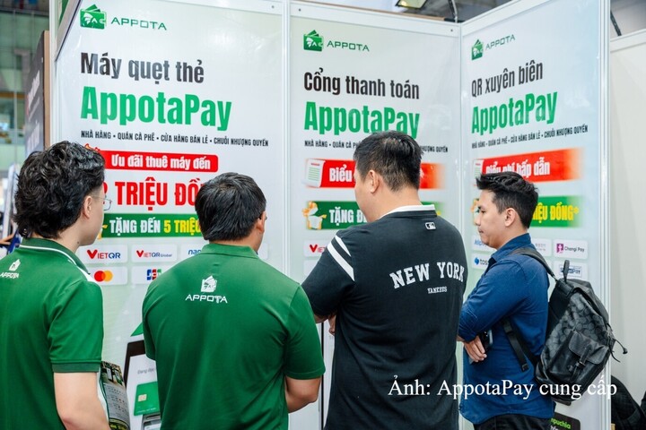Khách tham quan trải nghiệm và trao đổi về giải pháp thanh toán tại gian hàng AppotaPay ở Triển lãm Quốc tế Nhượng quyền Việt Nam 2026. Ảnh: AppotaPay cung cấp