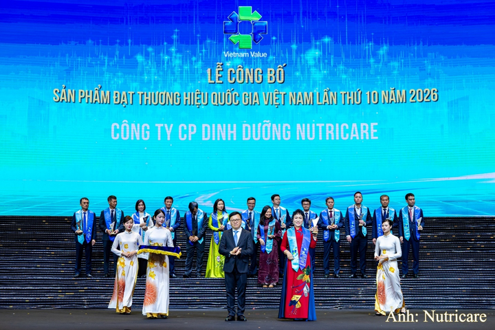 Đại diện Nutricare nhận biểu trưng tại Lễ công bố sản phẩm đạt Thương hiệu quốc gia Việt Nam 2026.