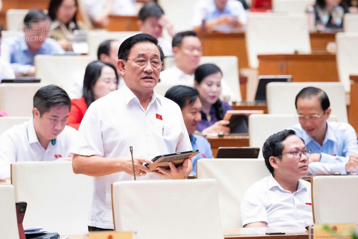 Đại biểu Quốc hội phát biểu tại phiên thảo luận dự án sửa 4 Luật ngày 28/10/2026. Ảnh: quochoi.vn