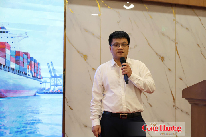 Tại hội nghị, đại diện Cục Xuất nhập khẩu đã trực tiếp phổ biến, hướng dẫn chi tiết các văn bản pháp lý quan trọng vừa ban hành.