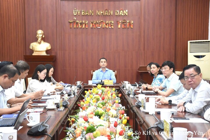 Phó Chủ tịch UBND tỉnh Hưng Yên Phạm Bảo Sơn cùng các đại biểu tham dự hội nghị.