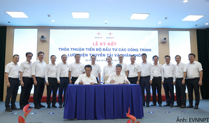 Quyền Tổng giám đốc EVNNPT Hoàng Xuân Khôi và Tổng giám đốc EVNCPC Ngô Tấn Cư ký kết biên bản thỏa thuận trước sự chứng kiến của Chủ tịch HĐTV cùng lãnh đạo 2 Tổng công ty.