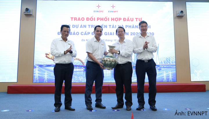 Lãnh đạo 2 Tổng công ty trao tặng quà lưu niệm.
