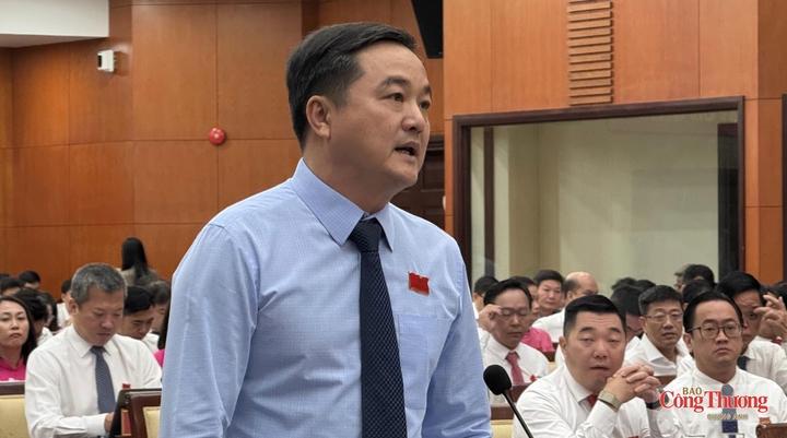 Ông Bùi Tá Hoàng Vũ, Giám đốc Sở Công Thương TP. Hồ Chí Minh trao đổi tại hội trường sáng 30/10.