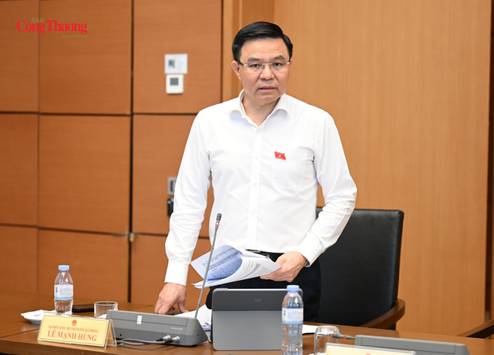 Bộ trưởng Bộ Công Thương Lê Mạnh Hùng làm rõ một số vấn đề lớn của các dự án luật trong lĩnh vực Công Thương tại phiên thảo luận Tổ.