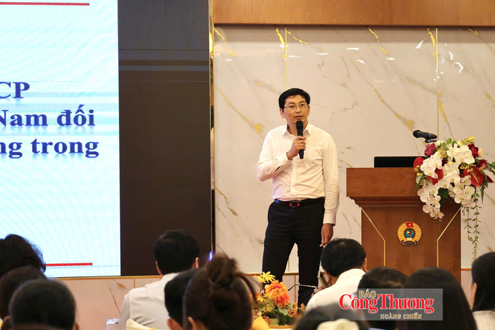 Đại diện của Cục Xuất nhập khẩu trình bày các nội dung chính của Nghị định số 384/2026/NĐ-CP.