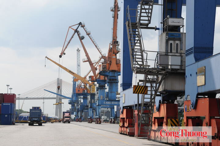 Việt Nam chính thức cán mốc 1.010,6 tỷ USD kim ngạch xuất nhập khẩu.