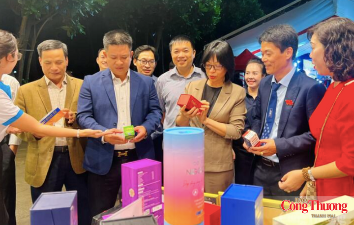 Lãnh đạo tỉnh Gia Lai, Sở Công Thương Gia Lai tham quan gian hàng trưng bày OCOP trong một sự kiện triển lãm tại địa phương.