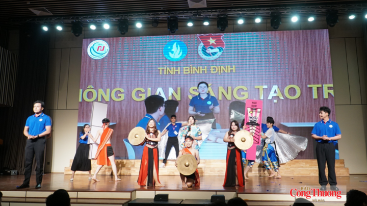 Đội thi Trường Đại học Quy Nhơn (tỉnh Gia Lai) trong phần thi Giới thiệu.