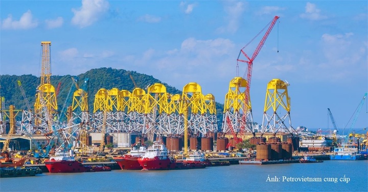 Chân đế điện gió ngoài khơi do PTSC - thành viên của Petrovietnam sản xuất phục vụ xuất khẩu.