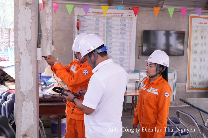 Điện lực Đồng Hỷ kiểm tra cấp điện tại Trại Cài - nơi tổ chức nhiều hoạt động phong phú và hấp dẫn trong khuôn khổ Festival Trà Quốc tế - Thái Nguyên năm 2026