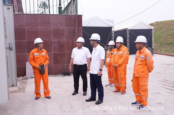 Ông Ninh Vân Phong ( áo trắng đầu tiên bên phải) - Phó Giám đốc Công ty Điện lực Thái Nguyên chỉ đạo và kiểm tra công tác cấp điện cho sự kiện Festival Trà Quốc tế - Thái Nguyên năm 2026