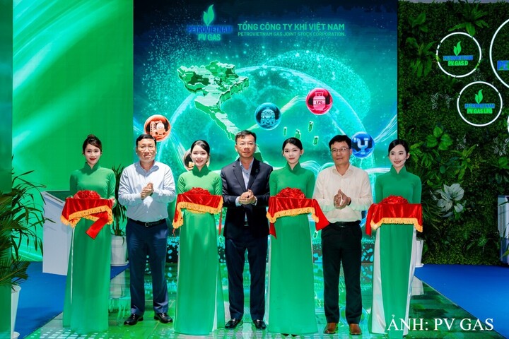 Đại diện lãnh đạo PV GAS thực hiện nghi thức cắt băng khai trương gian hàng triển lãm của đơn vị tại GRECO 2026. Ảnh: PV GAS