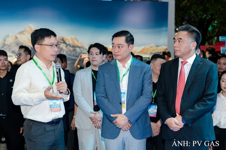 Ông Lê Minh Sơn, Phó Trưởng Ban Phát triển Kinh doanh PV GAS giới thiệu gian hàng triển lãm với đoàn lãnh đạo TP. Hồ Chí Minh. Ảnh: PV GAS