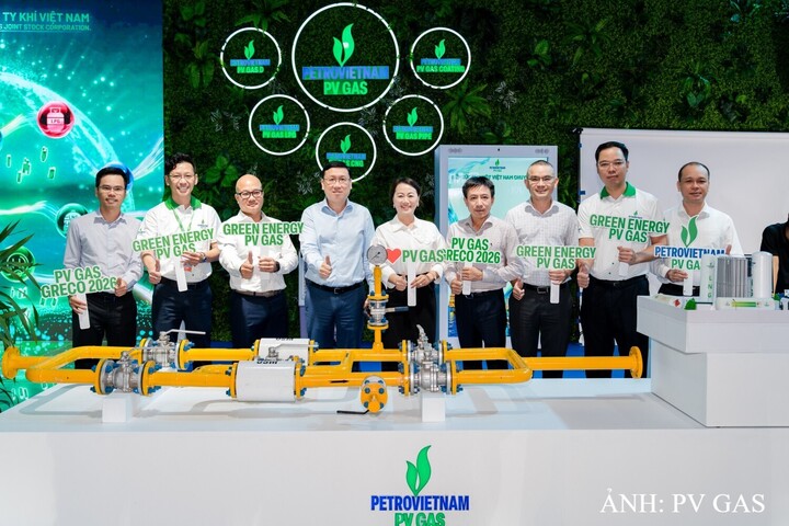 Lãnh đạo PV GAS và đại diện các đơn vị tại gian hàng triển lãm PV GAS trong khuôn khổ GRECO 2026. Ảnh: PV GAS