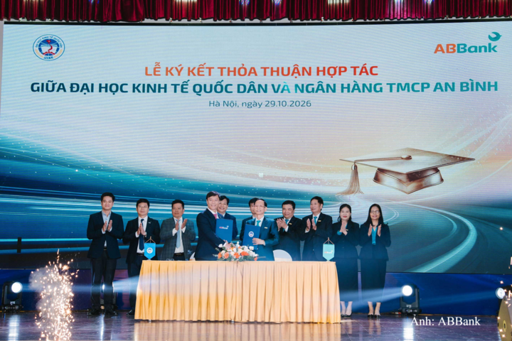 Lãnh đạo các bên ký kết thỏa thuận hợp tác giữa NEU và ABBank