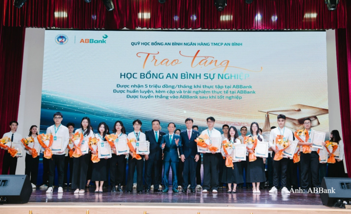 Đại diện ABBank trao những suất học bổng ý nghĩa cho sinh viên NEU