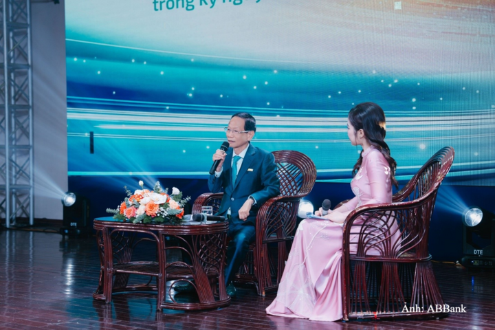 Những chia sẻ của Chủ tịch Vũ Văn Tiền được đông đảo sinh viên và người xem lắng nghe.