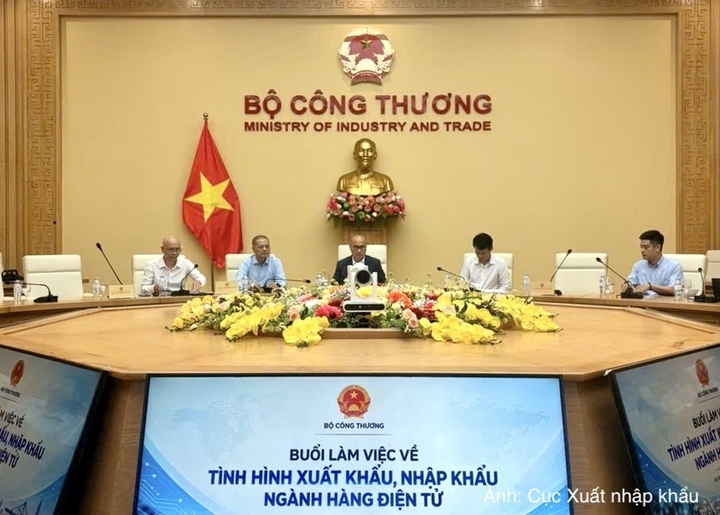 Toàn cảnh buổi làm việc giữa Bộ Công Thương và các doanh nghiệp điện tử lớn nhằm đánh giá tình hình xuất nhập khẩu, làm rõ nguyên nhân nhập siêu và triển vọng phát triển ngành điện tử Việt Nam.