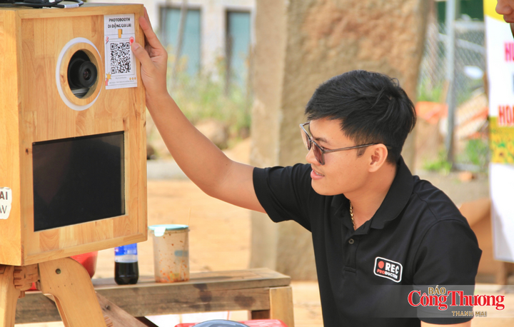 Các cụm máy photobooth được đưa đến lễ hội nhằm phục vụ nhu cầu chụp ảnh lấy ngay của khách tham quan.